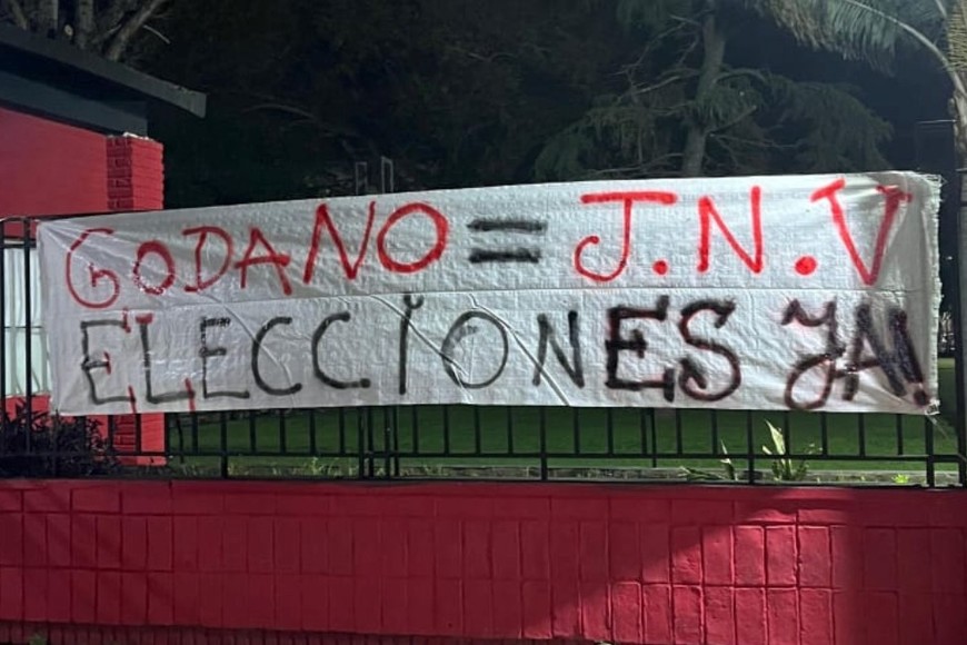 Las banderas que aparecieron en la madrugada del jueves en Colón.