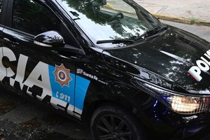 Lo que era un momento íntimo terminó con amenazas de arma de fuego y la pérdida de objetos personales.