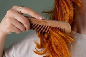 Peine de dientes anchos ideal para cabellos finos y quebradizos.