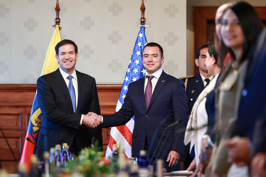 (250904) -- QUITO, 4 septiembre, 2025 (Xinhua) -- Imagen proveída por la Presidencia de Ecuador del presidente ecuatoriano, Daniel Noboa (c-d), estrechando la mano del secretario de Estado estadounidense, Marco Rubio (i), durante una reunión, en el Palacio de Carondelet, en Quito, Ecuador, el 4 de septiembre de 2025. (Xinhua/Juan Montengro/Presidencia de Ecuador) (rtg) (ra) (ce)