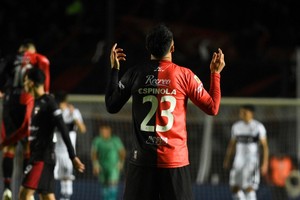 Hay que empezar a rezar. Colón tiene cuarenta días para pagarle al futbolista paraguayo Alberto Espínola en dos monedas: 12.860.000 de pesos más 5% de interés anual y 345.000 dólares más 5% de interés anual, además de las costas del reclamo. "En caso de no hacerlo, tendrá prohibición de fichajes por tres mercados" (inhibición de la FIFA). Foto: Manuel Fabatía.
