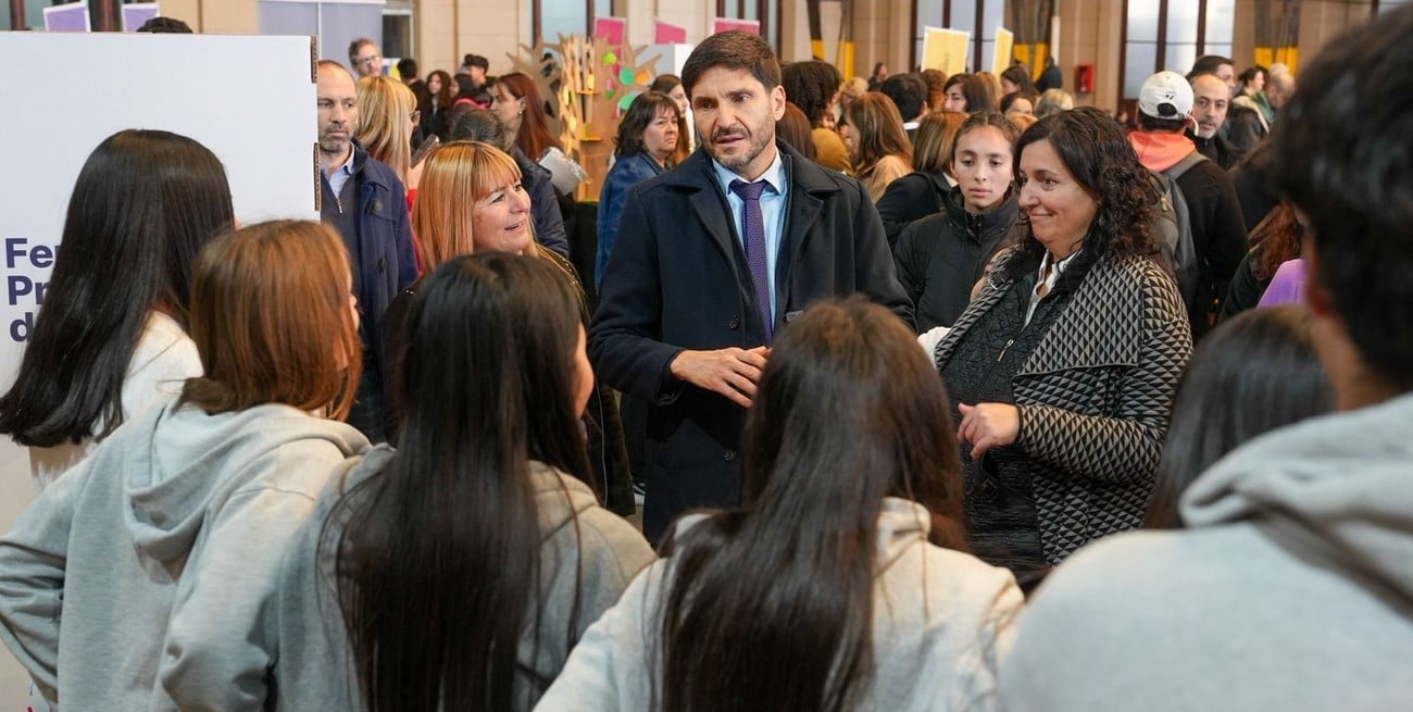 El gobernador Pullaro recorrió la feria. A su lado, la secretaria de Educación, Carolina Piedrabuena. Crédito: Gentileza