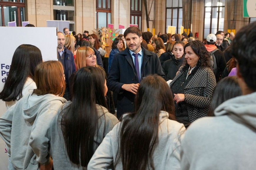 El gobernador Pullaro recorrió la feria. A su lado, la secretaria de Educación, Carolina Piedrabuena. Crédito: Gentileza