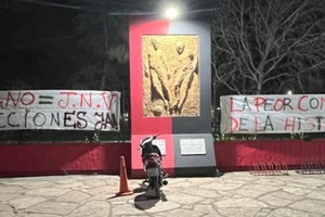 Las banderas que aparecieron en la madrugada del jueves en Colón.