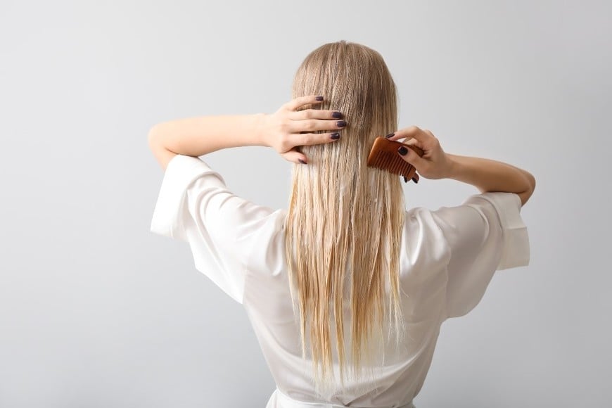 Alternar peine y cepillo ayuda a mantener el cabello saludable.