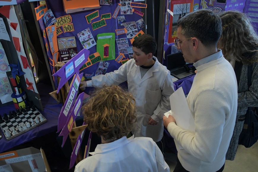 Los chicos explicaron con entusiasmo cómo trabajaron durante todo el año. Crédito: Luis Cetraro