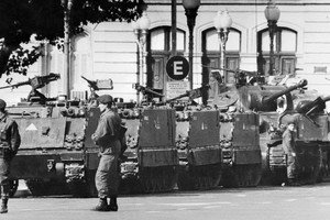 La dictadura militar argentina, que Rojas utiliza como insumo para su novela. Foto: Archivo