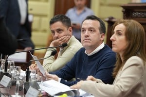 Blanco secundado por Peralta y Boni, las autoridades de la Comisión Redactora.