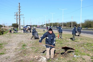 Las cuadrillas de trabajadores municipales y voluntarios limpian la Circunvalación Oeste. El Litoral