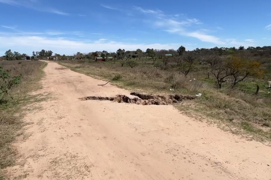 Una cárcava se formó sobre el terraplén. El Litoral.