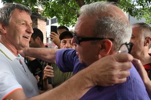 El "uno-dos" con los votos. Víctor Francisco Godano, actual presidente sabalero, recibe el saludo de Ricardo Luciani, segundo candidato más votado y referente de la primera minoría sabalera. La parte económica (recursos) y el área legal (los juicios) serán dos de los temas a tratar en la reunión de este viernes. Foto: Manuel Fabatía.