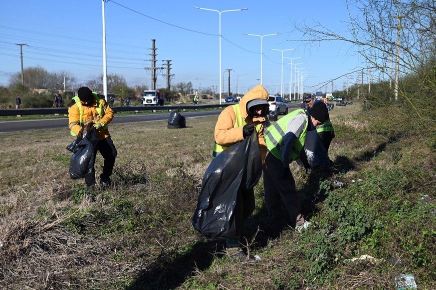 Las cuadrillas de trabajadores municipales y voluntarios limpian la Circunvalación Oeste. El Litoral