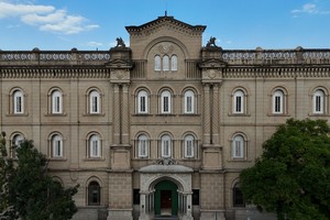 Profesionales del Ateneo de Cultura organizando materiales y recursos para las jornadas. Crédito: Luis Cetraro.