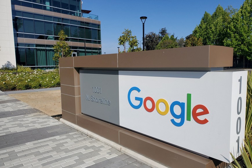 FILE PHOTO: FILE PHOTO: A sign is pictured outside a Google office near the company's headquarters in Mountain View, California, U.S., May 8, 2019.  Photo taken May 8, 2019.  REUTERS/Paresh Dave/File Photo/File Photo