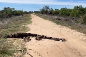 Una cárcava se formó sobre el terraplén. El Litoral.