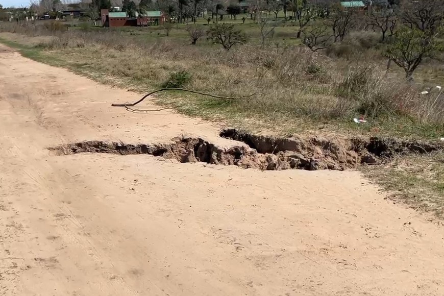 Una cárcava se formó sobre el terraplén. El Litoral.