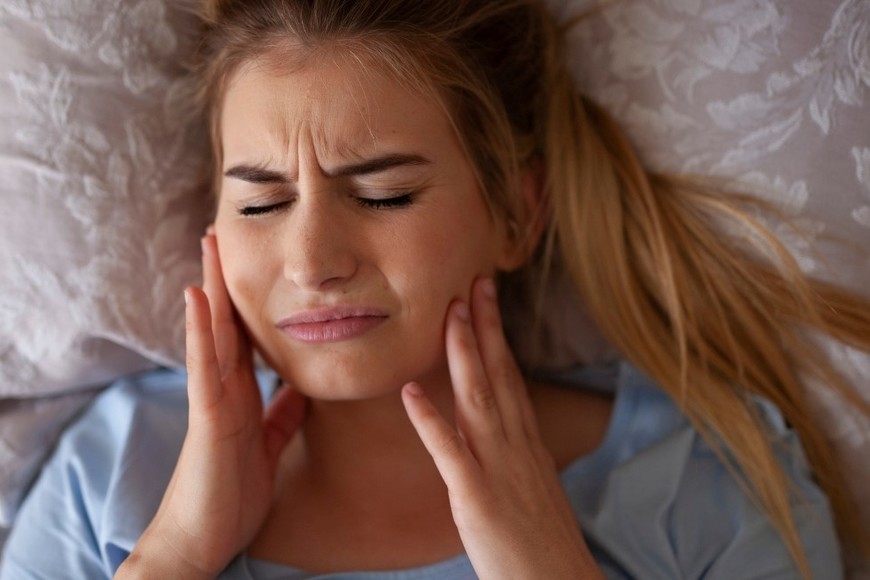 Bruxismo, tensión mandibular y hábitos de postura.