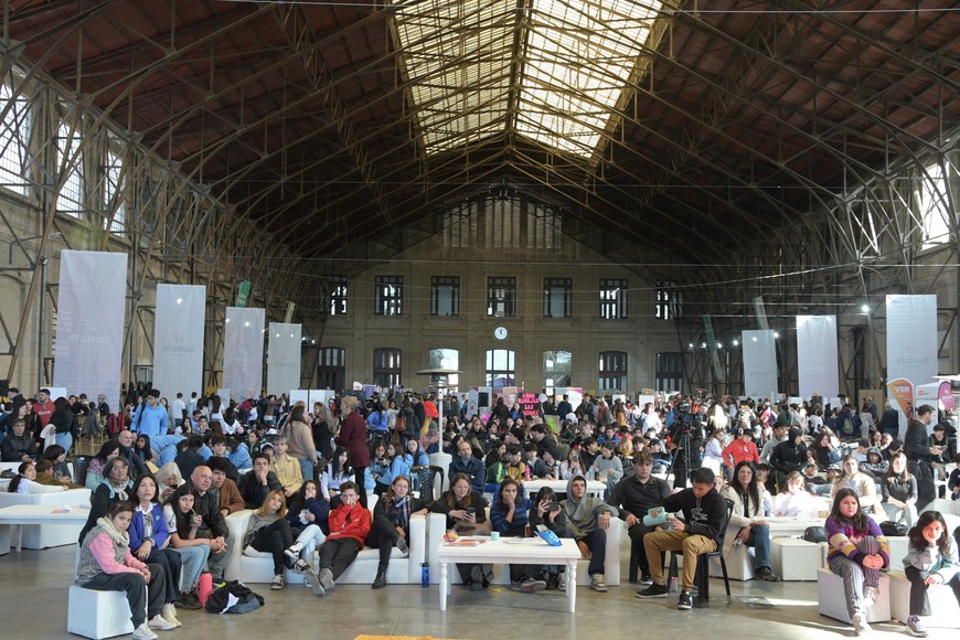 La divulgadora les contó a los chicos y jóvenes presentes en la feria cómo se comunicó la expedición del Conicet en las profundidades del mar. Crédito: Luis Cetraro