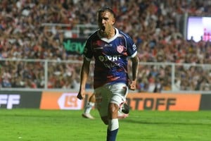 Fragapane y la exigencia del gol. "Puede ser que me falte convertir, pero mientras el equipo gane y los delanteros puedan marcar, estoy tranquilo. El gol vendrá en su momento", dijo el ex MLS. En esta temporada, jugó 30 partidos y marcó un solo gol. Igual, se muestra conforme, recuperando su nivel de juego.  Foto: Manuel Fabatía