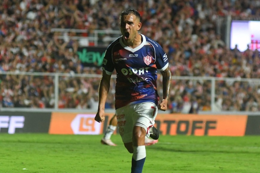 Fragapane y la exigencia del gol. "Puede ser que me falte convertir, pero mientras el equipo gane y los delanteros puedan marcar, estoy tranquilo. El gol vendrá en su momento", dijo el ex MLS. En esta temporada, jugó 30 partidos y marcó un solo gol. Igual, se muestra conforme, recuperando su nivel de juego.  Foto: Manuel Fabatía