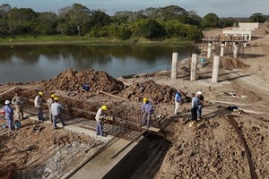 Esta obra reemplaza un viejo puente de madera que cruzaba el Pindó, y representa un importante avance para la conexión de la provincia de Santa Fe con Corrientes.