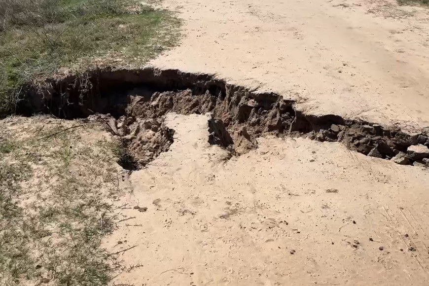 Una cárcava se formó sobre el terraplén. El Litoral.