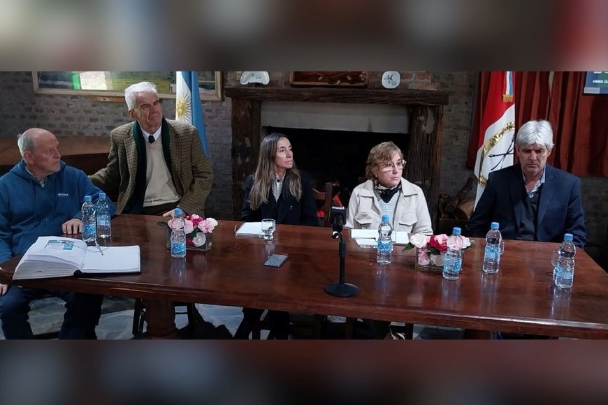 Omar Pugnali, Mario Huber, Mariela Anello, Mariela Bocher y José Raúl Ban, en la conferencia de prensa. Foto: Sur24