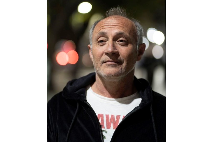 “La persona que tiene resuelta la supervivencia material dispone de un tiempo que cuesta ser empleado por el lado del consumo”.