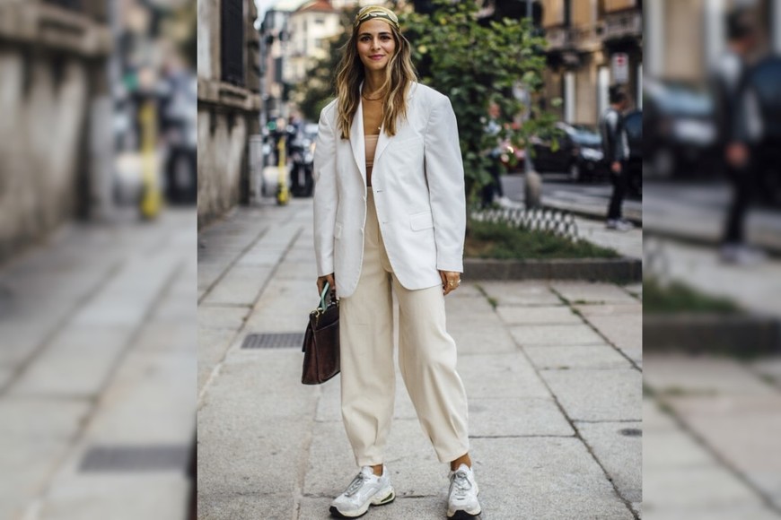 Zapatillas elegantes con diseño moderno y minimalista.