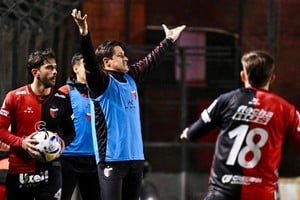 Pasaron cosas en el Bajo. Más allá de la calma en sus declaraciones, después de perder con Defensores de Belgrano, el entrenador sabalero está convencido que debe cambiar para mejorar de cara al durísimo cruce de este lunes, a las 19, contra Estudiantes de Río Cuarto. Se vienen los retoques de Ezequiel Medrán. Foto: Juan Foglia.