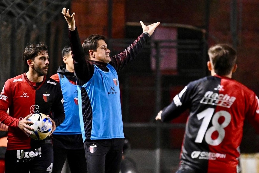 Pasaron cosas en el Bajo. Más allá de la calma en sus declaraciones, después de perder con Defensores de Belgrano, el entrenador sabalero está convencido que debe cambiar para mejorar de cara al durísimo cruce de este lunes, a las 19, contra Estudiantes de Río Cuarto. Se vienen los retoques de Ezequiel Medrán. Foto: Juan Foglia.