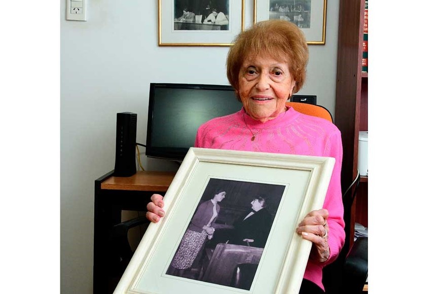 Una de las imágenes que atesora Amalia Mehaudy es el saludo con el socialista Alfredo Palacios, quien fue convencional constituyente en 1957 cuando ella integraba (única mujer) el equipo de taquígrafos. Guillermo Di Salvatore