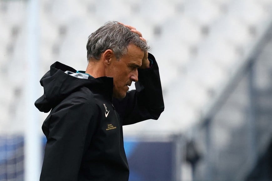Soccer Football - Coupe de France - Final - Paris St Germain Training - Stade de France, Saint-Denis, France - May 23, 2025
Paris St Germain coach Luis Enrique during training REUTERS/Gonzalo Fuentes