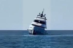 Impactante hundimiento de un yate de lujo en Turquía: cuatro personas se salvaron