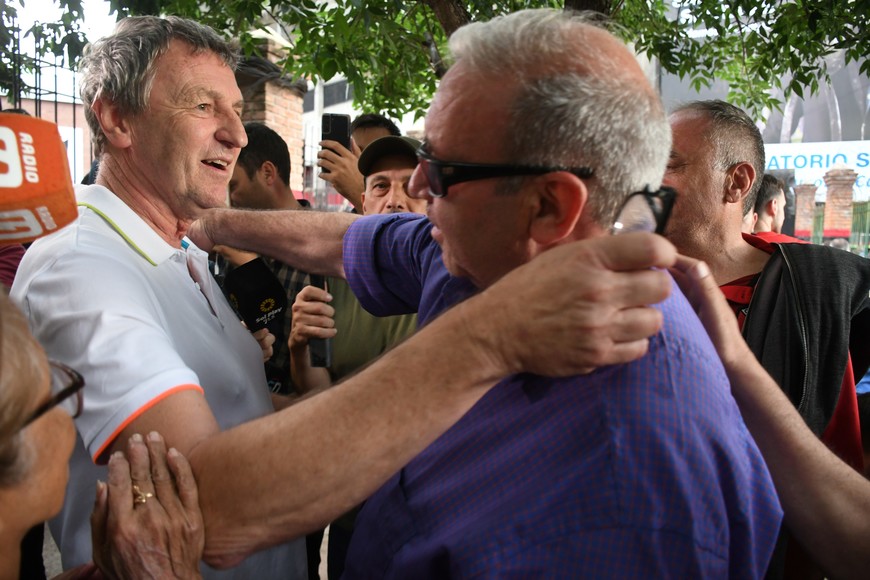 El "uno-dos" con los votos. Víctor Francisco Godano, actual presidente sabalero, recibe el saludo de Ricardo Luciani, segundo candidato más votado y referente de la primera minoría sabalera. La parte económica (recursos) y el área legal (los juicios) serán dos de los temas a tratar en la reunión de este viernes. Foto: Manuel Fabatía.