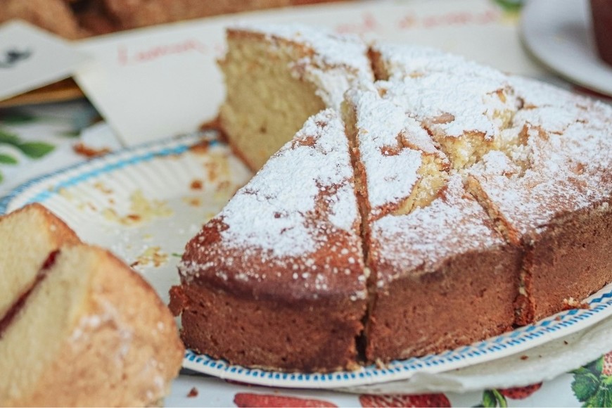 Torta esponjosa, de textura ligera y con un sabor clásico.