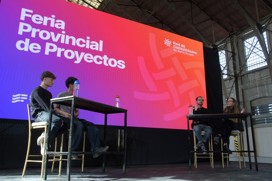 Los moderadores de la charla fueron estudiantes de la Escuela Grilli, de Santa Fe. Crédito: Luis Cetraro