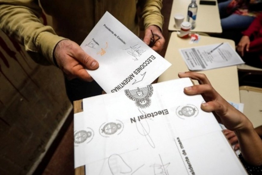 Los bonaerenses van a las urnas a poco más de un mes de las legislativas nacionales.