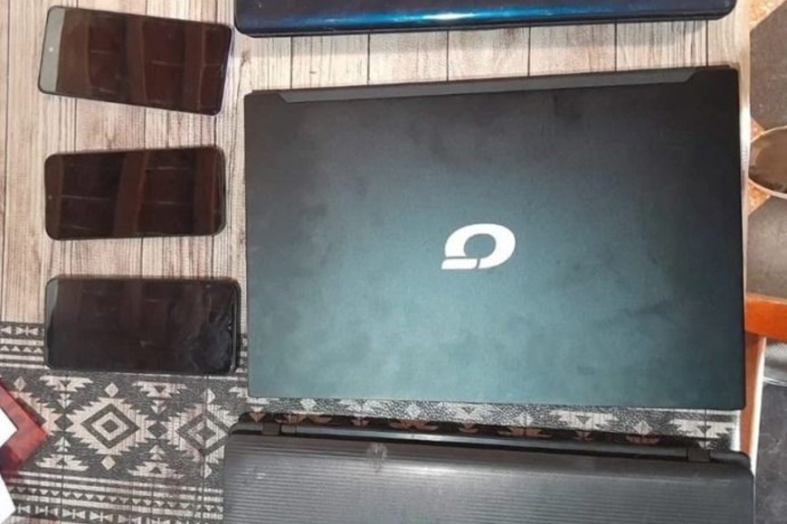 Notebooks y celulares secuestrados.