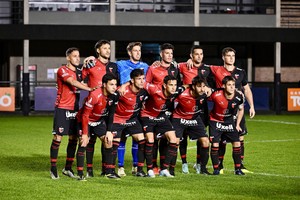 Para el lunes, salen varios. El equipo titular de Colón que jugó y perdió frente a Defensores de Belgrano en el Bajo. En medio de la crisis, con seis sin ganar, Ezequiel Medrán meterá mano y habrá modificaciones. Una a favor del Sabalero, antes de jugar: el CADU y Talleres de Escalada perdieron sus dos finales. Crédito: Juan Foglia