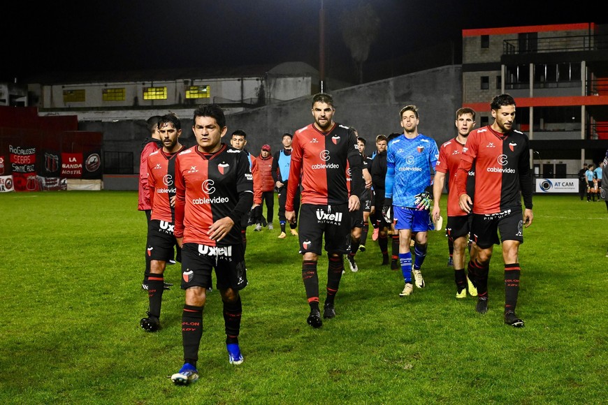 Una imagen de derrota que se viene repitiendo en estos tiempos, con los jugadores sabaleros saliendo de la cancha luego de haber perdido el partido. Será muy duro el encuentro del lunes ante el Estudiantes de Delfino. Crédito: Juan Foglia