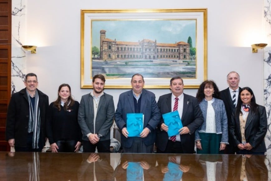Poletti y Mammarella, entre otras autoridades, firmaron el convenio este viernes. Crédito: Gentileza