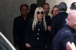 Donatella Versace walks outside the Armani/Teatro as designer Giorgio Armani lies in state, following his death at the age of 91, in Milan, Italy September 6, 2025. REUTERS/Gonzalo Fuentes