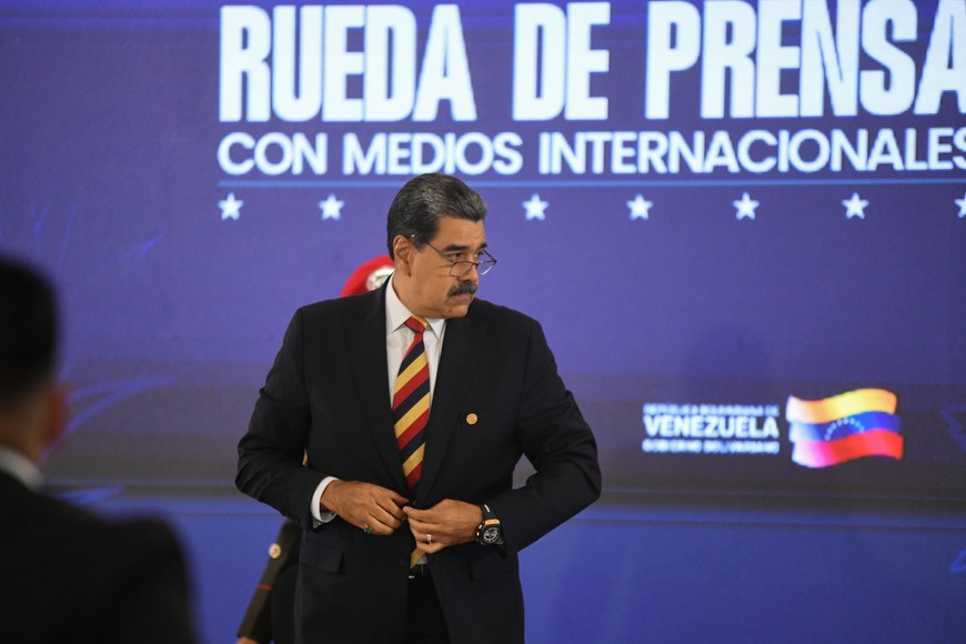 (250901) -- CARACAS, 1 septiembre, 2025 (Xinhua) -- El presidente venezolano, Nicolás Maduro, reacciona durante una conferencia de prensa internacional, en Caracas, Venezuela, el 1 de septiembre de 2025. Venezuela enfrenta "la más grande amenaza" que se haya visto en el continente en los últimos 100 años, afirmó el lunes Maduro, al señalar que ocho barcos militares con 1.200 misiles y un submarino nuclear "apuntan" al país sudamericano. (Xinhua/Marcos Salgado) (ms) (rtg) (ah) (ce)