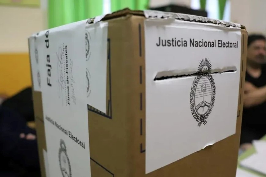 Los bonaerenses van a las urnas a poco más de un mes de las legislativas nacionales.
