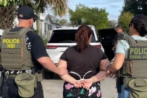 Política migratoria. Los trabajadores fueron alineados y se les pidió su información para verificar su estatus migratorio. Foto: Gentileza