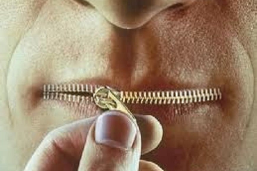 En el otro extremo. La ausencia de las palabras justas, como un "lo siento", un "no estoy de acuerdo" o bien un "esto es inaceptable", puede dejar cicatrices tan profundas como un insulto o una calumnia.