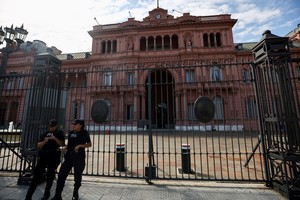 FILE PHOTO: Police officers stand guard outside Argentina's presidential palace, the Casa Rosada, after Argentine Economy Minister Luis Caputo and the International Monetary Fund (IMF) separately said the country and the IMF were discussing a loan, in Buenos Aires, Argentina March 27, 2025. REUTERS/Agustin Marcarian/File Photo