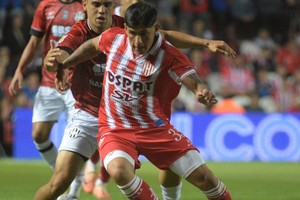 Lautaro Vargas parece querer atajarse luego del cabezazo de Sosa, en una acción del partido contra Tigre. El lateral rojiblanco estuvo entrenando toda la semana con la sub 20.