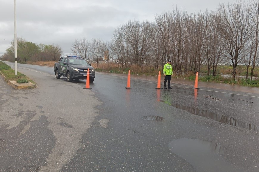 En momentos de emergencia, la policía se despliega para controlar y coordinar el tráfico.